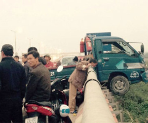Tài xế, hành khách thoát chết sau những tai nạn hy hữu