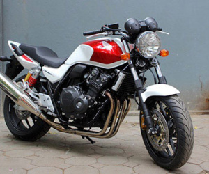Cận cảnh Honda CB400 Super Four giá hơn 300 triệu tại Hà Nội