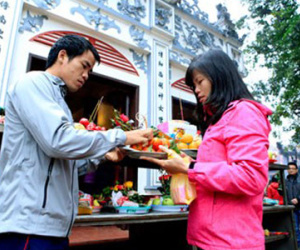 Chùm ảnh: Phủ Tây Hồ tấp nập người trả lễ, cầu may rằm tháng Chạp