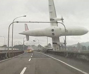 Clip: Hiện trường máy bay ATR-72 lao xuống nước