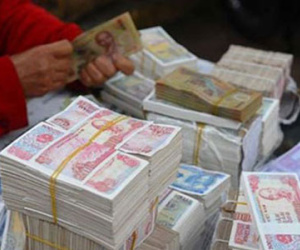 Có cấm được việc đổi tiền lẻ tràn lan?