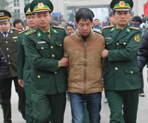 Kẻ bắn vợ chiều 30 tết dùng dao đâm cán bộ trại tạm giam