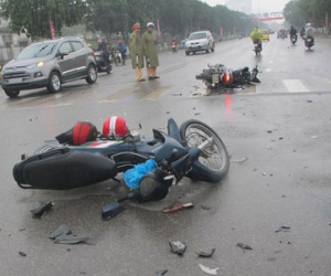 Xế hộp tháo chạy sau khi gây tai nạn liên hoàn, 5 người nhập viện