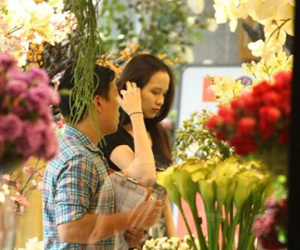 Diễm Hương để mặt mộc đi xe máy mua hoa trưng Tết sau sinh