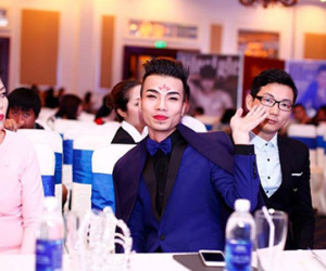 Kenny Sang nhận giải Hot Facebooker bị ném đá nhiều nhất