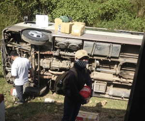 Lật xe khách, 15 người thoát chết trong gang tấc