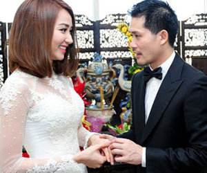 Ngân Khánh và ông xã Việt kiều hôn say đắm tại lễ rước dâu