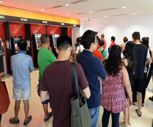 Người Singapore xếp hàng đổ xô đi gửi tiền nhân ngày Lập Xuân