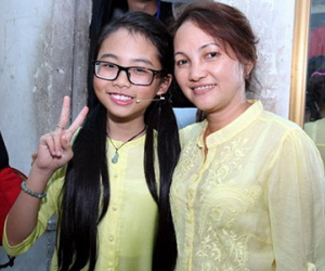 Phương Mỹ Chi: "Chỉ việc học và hát, mọi việc khác có mẹ lo"