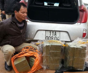 Băng tội phạm vứt 156 bánh heroin tháo chạy lên đồi