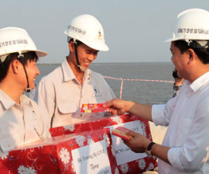 Bộ trưởng Thăng dặn lãnh đạo tỉnh: Tết nhớ lì xì cho công nhân!