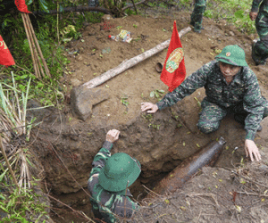 Phát hiện quả bom lớn trên núi Hải Vân