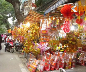 Vàng mã ông Công ông Táo "méo mặt" chờ khách