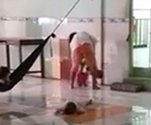 Kinh hoàng bảo mẫu đánh dã man trẻ mồ côi
