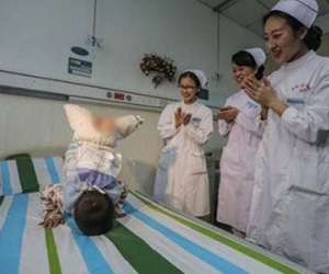 Rơi nước mắt khi xem em bé bị mất cả 2 chân nhảy múa trên giường bệnh
