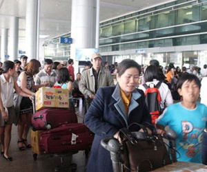 Sân bay Tân Sơn Nhất “nghẹt thở” đón kiều bào về quê ăn Tết