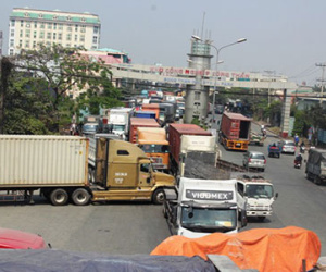 Ùn tắc kéo dài, hàng ngàn phương tiện mắc kẹt trên quốc lộ 1