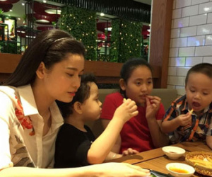 "Bắt gặp" Trương Quỳnh Anh tưng bừng đưa con trai đi ăn