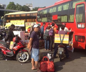 Bến xe, nhà ga Sài Gòn rộn ràng ngày giáp Tết