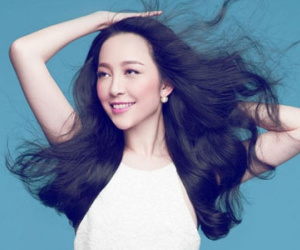 Linh Nga đẹp mơ màng cùng suối tóc bồng bềnh