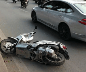 Ô tô gây tai nạn liên hoàn khiến 4 người bị thương nặng
