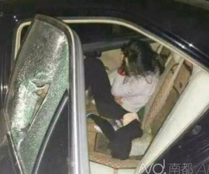 Quan Trung Quốc cưỡng bức vợ người khác ngay trên xe công vụ