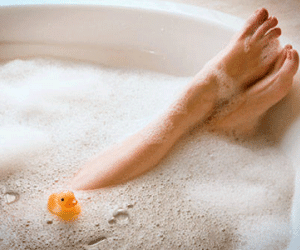 Vì sao không nên tắm ngay sau khi vừa "yêu"?