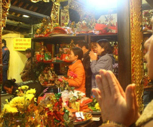 Có nên “vay vốn” đền bà Chúa Kho để làm giàu?