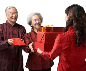 Khinh chồng vì cách biếu tết chỉ trọng nhà nội