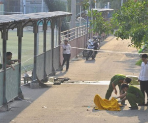 Một cụ ông tự thiêu ở sân bóng đá