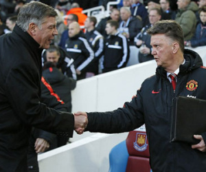 Thoát thua gang tấc, Van Gaal "chưa đấm đã xoa" học trò