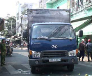 Xe tải lao trong hẻm ra đâm 2 người tử vong