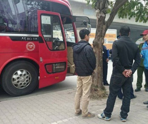 Găm dao trong xe khách, gặp công an chạy náo loạn đường phố