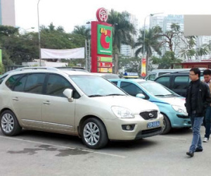 Xe cứu thương, biển xanh ùn ùn vào siêu thị... sắm Tết