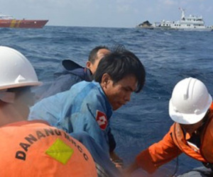 Cứu 11 ngư dân ở Hoàng Sa dù máy bay quân sự quần thảo