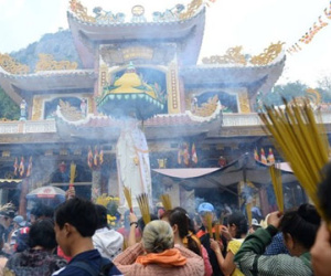 Ngày Tết thắp mấy nén hương?