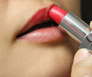 Thực hư mỹ phẩm gây tiền mãn kinh sớm