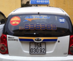 Truy tìm lái xe taxi tông chết công nhân môi trường