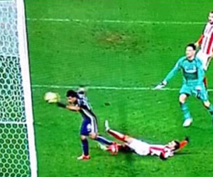Clip: Aguero dùng tay chọc thủng lưới Stoke