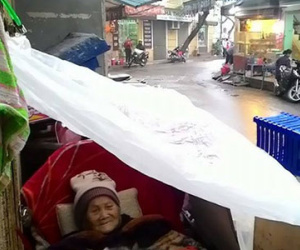 Hà Nội: Cụ bà 95 tuổi bị bê ra đường, nằm thâu đêm trong mưa rét