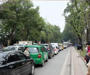 Ô tô kẹt cứng xếp hàng dài cả km trên phố Kim Mã