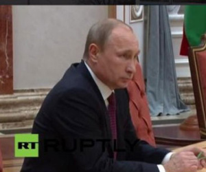 Ông Putin bẻ gãy bút chì trên bàn đàm phán