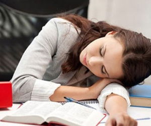 Sai lầm nguy hiểm khi ngủ gục trên bàn