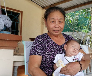 Cái Tết đầu tiên của em bé bị văng khỏi bụng mẹ sau tai nạn