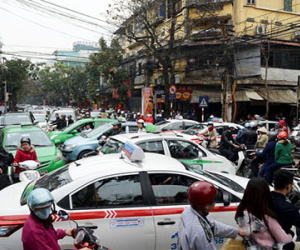 Đi 200 m mất 30 phút ở phố cổ vì hỗn loạn giao thông