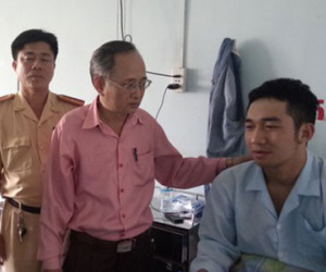 Không đội mũ bảo hiểm còn đấm Cảnh Sát Giao Thông ngất xỉu