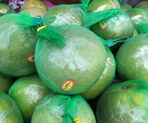Chợ Tết Hà Nội: Bưởi da xanh 100.000 đồng/kg