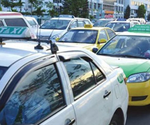 Cuối năm "cháy" xe taxi về quê ăn Tết