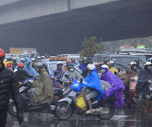 Hà Nội: Dòng người ùn ùn đội mưa đổ về quê ăn Tết