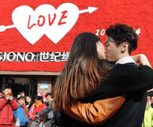 Không khí Valentine rộn ràng khắp thế giới